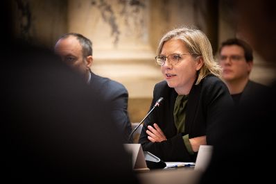 Energieministerin Leonore Gewessler und Landwirtschaftsminister Norbert Totschnig haben zu einem &bdquo;Runden Tisch&ldquo; zum Thema Lebensmittelversorgung im Krisenfall geladen. Die Versorgungssicherheit ist auch im unwahrscheinlichen Blackout-Fall gegeben.
