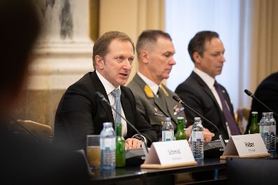 Energieministerin Leonore Gewessler und Landwirtschaftsminister Norbert Totschnig haben zu einem &bdquo;Runden Tisch&ldquo; zum Thema Lebensmittelversorgung im Krisenfall geladen. Die Versorgungssicherheit ist auch im unwahrscheinlichen Blackout-Fall gegeben.