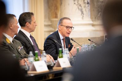 Energieministerin Leonore Gewessler und Landwirtschaftsminister Norbert Totschnig haben zu einem &bdquo;Runden Tisch&ldquo; zum Thema Lebensmittelversorgung im Krisenfall geladen. Die Versorgungssicherheit ist auch im unwahrscheinlichen Blackout-Fall gegeben.