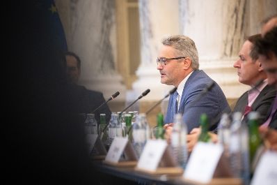 Energieministerin Leonore Gewessler und Landwirtschaftsminister Norbert Totschnig haben zu einem &bdquo;Runden Tisch&ldquo; zum Thema Lebensmittelversorgung im Krisenfall geladen. Die Versorgungssicherheit ist auch im unwahrscheinlichen Blackout-Fall gegeben.