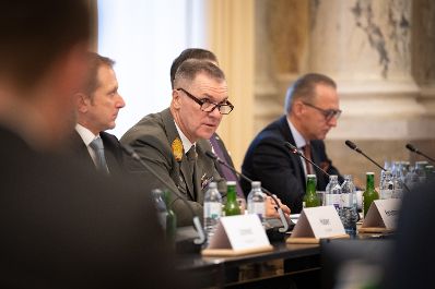 Energieministerin Leonore Gewessler und Landwirtschaftsminister Norbert Totschnig haben zu einem &bdquo;Runden Tisch&ldquo; zum Thema Lebensmittelversorgung im Krisenfall geladen. Die Versorgungssicherheit ist auch im unwahrscheinlichen Blackout-Fall gegeben.
