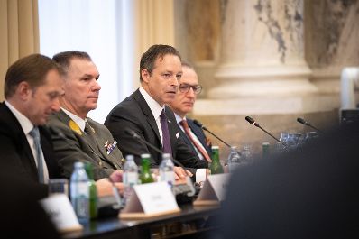 Energieministerin Leonore Gewessler und Landwirtschaftsminister Norbert Totschnig haben zu einem &bdquo;Runden Tisch&ldquo; zum Thema Lebensmittelversorgung im Krisenfall geladen. Die Versorgungssicherheit ist auch im unwahrscheinlichen Blackout-Fall gegeben.