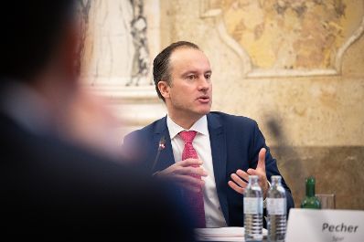 Energieministerin Leonore Gewessler und Landwirtschaftsminister Norbert Totschnig haben zu einem &bdquo;Runden Tisch&ldquo; zum Thema Lebensmittelversorgung im Krisenfall geladen. Die Versorgungssicherheit ist auch im unwahrscheinlichen Blackout-Fall gegeben.
