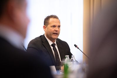 Energieministerin Leonore Gewessler und Landwirtschaftsminister Norbert Totschnig haben zu einem &bdquo;Runden Tisch&ldquo; zum Thema Lebensmittelversorgung im Krisenfall geladen. Die Versorgungssicherheit ist auch im unwahrscheinlichen Blackout-Fall gegeben.