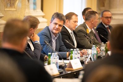 Energieministerin Leonore Gewessler und Landwirtschaftsminister Norbert Totschnig haben zu einem &bdquo;Runden Tisch&ldquo; zum Thema Lebensmittelversorgung im Krisenfall geladen. Die Versorgungssicherheit ist auch im unwahrscheinlichen Blackout-Fall gegeben.