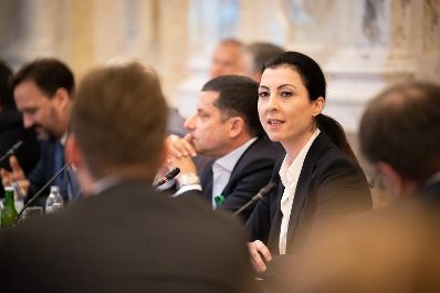 Energieministerin Leonore Gewessler und Landwirtschaftsminister Norbert Totschnig haben zu einem &bdquo;Runden Tisch&ldquo; zum Thema Lebensmittelversorgung im Krisenfall geladen. Die Versorgungssicherheit ist auch im unwahrscheinlichen Blackout-Fall gegeben.