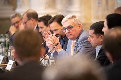 Energieministerin Leonore Gewessler und Landwirtschaftsminister Norbert Totschnig haben zu einem &bdquo;Runden Tisch&ldquo; zum Thema Lebensmittelversorgung im Krisenfall geladen. Die Versorgungssicherheit ist auch im unwahrscheinlichen Blackout-Fall gegeben.