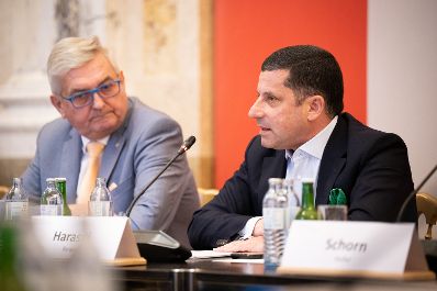 Energieministerin Leonore Gewessler und Landwirtschaftsminister Norbert Totschnig haben zu einem &bdquo;Runden Tisch&ldquo; zum Thema Lebensmittelversorgung im Krisenfall geladen. Die Versorgungssicherheit ist auch im unwahrscheinlichen Blackout-Fall gegeben.
