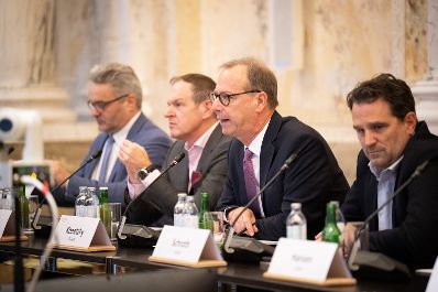 Energieministerin Leonore Gewessler und Landwirtschaftsminister Norbert Totschnig haben zu einem &bdquo;Runden Tisch&ldquo; zum Thema Lebensmittelversorgung im Krisenfall geladen. Die Versorgungssicherheit ist auch im unwahrscheinlichen Blackout-Fall gegeben.