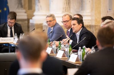 Energieministerin Leonore Gewessler und Landwirtschaftsminister Norbert Totschnig haben zu einem &bdquo;Runden Tisch&ldquo; zum Thema Lebensmittelversorgung im Krisenfall geladen. Die Versorgungssicherheit ist auch im unwahrscheinlichen Blackout-Fall gegeben.
