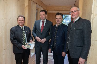 Bundesminister Norbert Totschnig besuchte gemeinsam mit Landesagrarrat Josef Schwaiger und dem Pr&auml;sidenten der LK Salzburg, Rupert Quehenberger, die Hofk&auml;serei Schmiedhuber in Vigaun/Salzburg und wohnte der Er&ouml;ffnung der neuen Bezirksbauernkammer in Hallein bei.