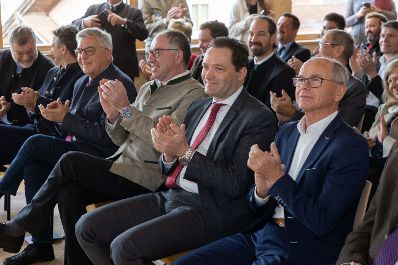 Bundesminister Norbert Totschnig besuchte gemeinsam mit Landesagrarrat Josef Schwaiger und dem Pr&auml;sidenten der LK Salzburg, Rupert Quehenberger, die Hofk&auml;serei Schmiedhuber in Vigaun/Salzburg und wohnte der Er&ouml;ffnung der neuen Bezirksbauernkammer in Hallein bei.