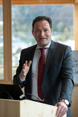 Bundesminister Norbert Totschnig besuchte gemeinsam mit Landesagrarrat Josef Schwaiger und dem Pr&auml;sidenten der LK Salzburg, Rupert Quehenberger, die Hofk&auml;serei Schmiedhuber in Vigaun/Salzburg und wohnte der Er&ouml;ffnung der neuen Bezirksbauernkammer in Hallein bei.