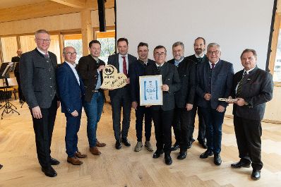 Bundesminister Norbert Totschnig besuchte gemeinsam mit Landesagrarrat Josef Schwaiger und dem Pr&auml;sidenten der LK Salzburg, Rupert Quehenberger, die Hofk&auml;serei Schmiedhuber in Vigaun/Salzburg und wohnte der Er&ouml;ffnung der neuen Bezirksbauernkammer in Hallein bei.