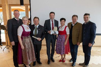 Bundesminister Norbert Totschnig besuchte gemeinsam mit Landesagrarrat Josef Schwaiger und dem Pr&auml;sidenten der LK Salzburg, Rupert Quehenberger, die Hofk&auml;serei Schmiedhuber in Vigaun/Salzburg und wohnte der Er&ouml;ffnung der neuen Bezirksbauernkammer in Hallein bei.
