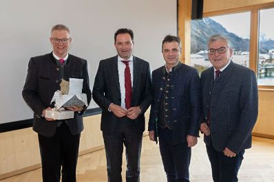 Bundesminister Norbert Totschnig besuchte gemeinsam mit Landesagrarrat Josef Schwaiger und dem Pr&auml;sidenten der LK Salzburg, Rupert Quehenberger, die Hofk&auml;serei Schmiedhuber in Vigaun/Salzburg und wohnte der Er&ouml;ffnung der neuen Bezirksbauernkammer in Hallein bei.