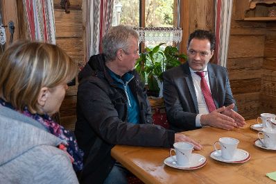 Bundesminister Norbert Totschnig besuchte gemeinsam mit Landesagrarrat Josef Schwaiger und dem Pr&auml;sidenten der LK Salzburg, Rupert Quehenberger, die Hofk&auml;serei Schmiedhuber in Vigaun/Salzburg und wohnte der Er&ouml;ffnung der neuen Bezirksbauernkammer in Hallein bei.
