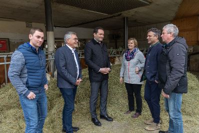 Bundesminister Norbert Totschnig besuchte gemeinsam mit Landesagrarrat Josef Schwaiger und dem Pr&auml;sidenten der LK Salzburg, Rupert Quehenberger, die Hofk&auml;serei Schmiedhuber in Vigaun/Salzburg und wohnte der Er&ouml;ffnung der neuen Bezirksbauernkammer in Hallein bei.