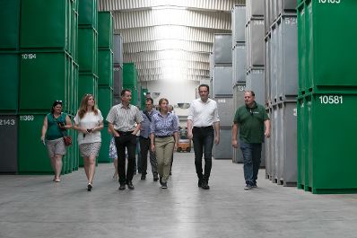 Versorgungssicherheit: Landwirtschaftsminister Norbert Totschnig besuchte zwei Unternehmen der Saatgutwirtschaft in Probstdorf. &Ouml;sterreich produziert sein gesamtes Getreide-Saatgut selbst und unabh&auml;ngig von Importen.