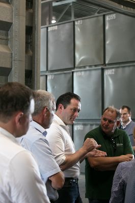 Lebensmittelversorgungssicherheit: Landwirtschaftsminister Norbert Totschnig besuchte zwei Unternehmen der Saatgutwirtschaft in Probstdorf. &Ouml;sterreich produziert sein gesamtes Getreide-Saatgut selbst und ist nicht von Importen abh&auml;ngig.