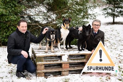 Das Bundesforschungszentrum f&uuml;r Wald (BFW) setzt sehr erfolgreich Sp&uuml;rhunde zur Bek&auml;mpfung von Sch&auml;dlingen ein. Gemeinsam mit BFW-Leiter Peter Mayer hat sich Bundesminister Norbert Totschnig ein Bild von diesem innovativen Projekt gemacht.