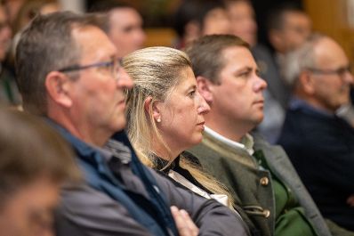 In K&auml;rnten diskutierte Bundesminister Norbert Totschnig mit Landesrat Martin Gruber, Landwirtschaftskammer K&auml;rnten Pr&auml;sident Siegfried Huber und Interessierten &uuml;ber die Inhalte der neuen GAP sowie die Sicherstellung der Versorgungssicherheit.