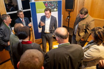 In K&auml;rnten diskutierte Bundesminister Norbert Totschnig mit Landesrat Martin Gruber, Landwirtschaftskammer K&auml;rnten Pr&auml;sident Siegfried Huber und Interessierten &uuml;ber die Inhalte der neuen GAP sowie die Sicherstellung der Versorgungssicherheit.