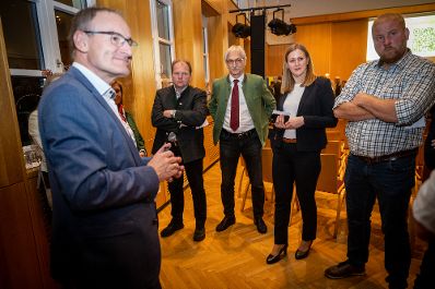 In K&auml;rnten diskutierte Bundesminister Norbert Totschnig mit Landesrat Martin Gruber, Landwirtschaftskammer K&auml;rnten Pr&auml;sident Siegfried Huber und Interessierten &uuml;ber die Inhalte der neuen GAP sowie die Sicherstellung der Versorgungssicherheit.