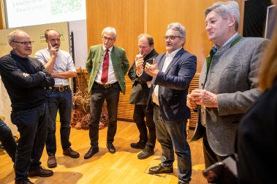 In K&auml;rnten diskutierte Bundesminister Norbert Totschnig mit Landesrat Martin Gruber, Landwirtschaftskammer K&auml;rnten Pr&auml;sident Siegfried Huber und Interessierten &uuml;ber die Inhalte der neuen GAP sowie die Sicherstellung der Versorgungssicherheit.