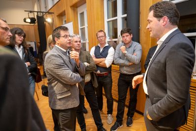 In K&auml;rnten diskutierte Bundesminister Norbert Totschnig mit Landesrat Martin Gruber, Landwirtschaftskammer K&auml;rnten Pr&auml;sident Siegfried Huber und Interessierten &uuml;ber die Inhalte der neuen GAP sowie die Sicherstellung der Versorgungssicherheit.