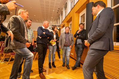 In K&auml;rnten diskutierte Bundesminister Norbert Totschnig mit Landesrat Martin Gruber, Landwirtschaftskammer K&auml;rnten Pr&auml;sident Siegfried Huber und Interessierten &uuml;ber die Inhalte der neuen GAP sowie die Sicherstellung der Versorgungssicherheit.