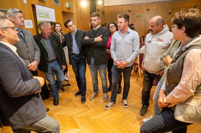 In K&auml;rnten diskutierte Bundesminister Norbert Totschnig mit Landesrat Martin Gruber, Landwirtschaftskammer K&auml;rnten Pr&auml;sident Siegfried Huber und Interessierten &uuml;ber die Inhalte der neuen GAP sowie die Sicherstellung der Versorgungssicherheit.