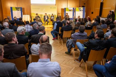 In K&auml;rnten diskutierte Bundesminister Norbert Totschnig mit Landesrat Martin Gruber, Landwirtschaftskammer K&auml;rnten Pr&auml;sident Siegfried Huber und Interessierten &uuml;ber die Inhalte der neuen GAP sowie die Sicherstellung der Versorgungssicherheit.