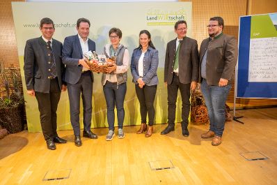 In K&auml;rnten diskutierte Bundesminister Norbert Totschnig mit Landesrat Martin Gruber, Landwirtschaftskammer K&auml;rnten Pr&auml;sident Siegfried Huber und Interessierten &uuml;ber die Inhalte der neuen GAP sowie die Sicherstellung der Versorgungssicherheit.
