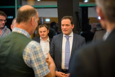 In Nieder&ouml;sterreich diskutierte Landwirtschaftsminister Norbert Totschnig mit dem Pr&auml;sidenten der Landwirtschaftskammer Nieder&ouml;sterreich, Johannes Schmuckenschlager, dem Obmann des Landwirtschaftsausschusses im Nationalrat, Georg Strasser, und Interessierten &uuml;ber aktuelle agrarische Themen.