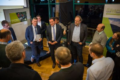 In Nieder&ouml;sterreich diskutierte Landwirtschaftsminister Norbert Totschnig mit dem Pr&auml;sidenten der Landwirtschaftskammer Nieder&ouml;sterreich, Johannes Schmuckenschlager, dem Obmann des Landwirtschaftsausschusses im Nationalrat, Georg Strasser, und Interessierten &uuml;ber aktuelle agrarische Themen.
