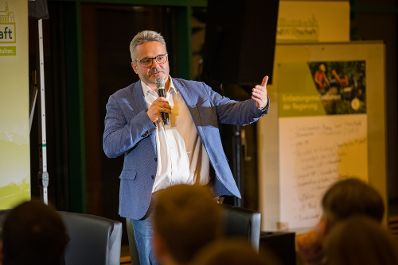 In Nieder&ouml;sterreich diskutierte Landwirtschaftsminister Norbert Totschnig mit dem Pr&auml;sidenten der Landwirtschaftskammer Nieder&ouml;sterreich, Johannes Schmuckenschlager, dem Obmann des Landwirtschaftsausschusses im Nationalrat, Georg Strasser, und Interessierten &uuml;ber aktuelle agrarische Themen.