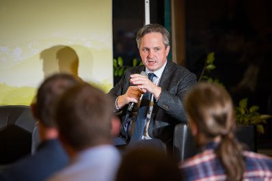 In Nieder&ouml;sterreich diskutierte Landwirtschaftsminister Norbert Totschnig mit dem Pr&auml;sidenten der Landwirtschaftskammer Nieder&ouml;sterreich, Johannes Schmuckenschlager, dem Obmann des Landwirtschaftsausschusses im Nationalrat, Georg Strasser, und Interessierten &uuml;ber aktuelle agrarische Themen.