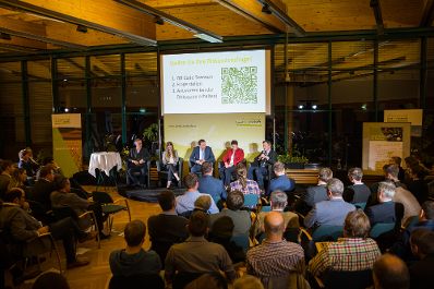 In Nieder&ouml;sterreich diskutierte Landwirtschaftsminister Norbert Totschnig mit dem Pr&auml;sidenten der Landwirtschaftskammer Nieder&ouml;sterreich, Johannes Schmuckenschlager, dem Obmann des Landwirtschaftsausschusses im Nationalrat, Georg Strasser, und Interessierten &uuml;ber aktuelle agrarische Themen.