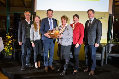 In Nieder&ouml;sterreich diskutierte Landwirtschaftsminister Norbert Totschnig mit dem Pr&auml;sidenten der Landwirtschaftskammer Nieder&ouml;sterreich, Johannes Schmuckenschlager, dem Obmann des Landwirtschaftsausschusses im Nationalrat, Georg Strasser, und Interessierten &uuml;ber aktuelle agrarische Themen.