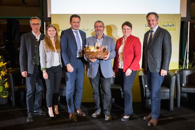 In Nieder&ouml;sterreich diskutierte Landwirtschaftsminister Norbert Totschnig mit dem Pr&auml;sidenten der Landwirtschaftskammer Nieder&ouml;sterreich, Johannes Schmuckenschlager, dem Obmann des Landwirtschaftsausschusses im Nationalrat, Georg Strasser, und Interessierten &uuml;ber aktuelle agrarische Themen.