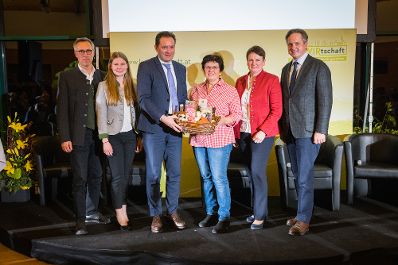 In Nieder&ouml;sterreich diskutierte Landwirtschaftsminister Norbert Totschnig mit dem Pr&auml;sidenten der Landwirtschaftskammer Nieder&ouml;sterreich, Johannes Schmuckenschlager, dem Obmann des Landwirtschaftsausschusses im Nationalrat, Georg Strasser, und Interessierten &uuml;ber aktuelle agrarische Themen.