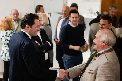 Im Rahmen seiner Versorgungssicherheitstour diskutierte Bundesminister Norbert Totschnig mit Landwirtschaftskammer Wien Pr&auml;sident Franz Windisch und Interessierten &uuml;ber die neue GAP ab 2023 und die Sicherstellung der Versorgungssicherheit.