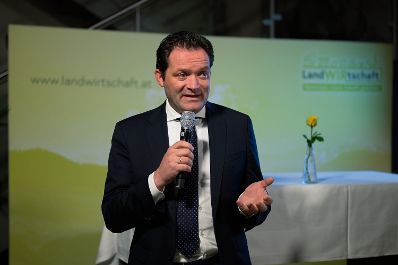 Im Rahmen seiner Versorgungssicherheitstour diskutierte Bundesminister Norbert Totschnig mit Landwirtschaftskammer Wien Pr&auml;sident Franz Windisch und Interessierten &uuml;ber die neue GAP ab 2023 und die Sicherstellung der Versorgungssicherheit.