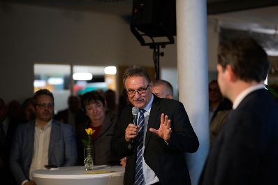 Im Rahmen seiner Versorgungssicherheitstour diskutierte Bundesminister Norbert Totschnig mit Landwirtschaftskammer Wien Pr&auml;sident Franz Windisch und Interessierten &uuml;ber die neue GAP ab 2023 und die Sicherstellung der Versorgungssicherheit.
