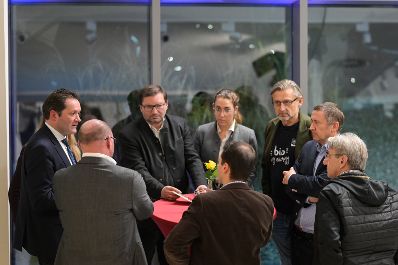 Im Rahmen seiner Versorgungssicherheitstour diskutierte Bundesminister Norbert Totschnig mit Landwirtschaftskammer Wien Pr&auml;sident Franz Windisch und Interessierten &uuml;ber die neue GAP ab 2023 und die Sicherstellung der Versorgungssicherheit.