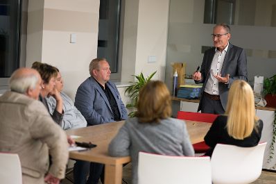 Im Rahmen seiner Versorgungssicherheitstour diskutierte Bundesminister Norbert Totschnig mit Landwirtschaftskammer Wien Pr&auml;sident Franz Windisch und Interessierten &uuml;ber die neue GAP ab 2023 und die Sicherstellung der Versorgungssicherheit.