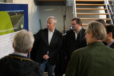 Im Rahmen seiner Versorgungssicherheitstour diskutierte Bundesminister Norbert Totschnig mit Landwirtschaftskammer Wien Pr&auml;sident Franz Windisch und Interessierten &uuml;ber die neue GAP ab 2023 und die Sicherstellung der Versorgungssicherheit.