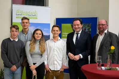 Im Rahmen seiner Versorgungssicherheitstour diskutierte Bundesminister Norbert Totschnig mit Landwirtschaftskammer Wien Pr&auml;sident Franz Windisch und Interessierten &uuml;ber die neue GAP ab 2023 und die Sicherstellung der Versorgungssicherheit.