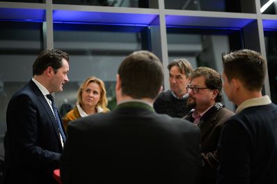 Im Rahmen seiner Versorgungssicherheitstour diskutierte Bundesminister Norbert Totschnig mit Landwirtschaftskammer Wien Pr&auml;sident Franz Windisch und Interessierten &uuml;ber die neue GAP ab 2023 und die Sicherstellung der Versorgungssicherheit.